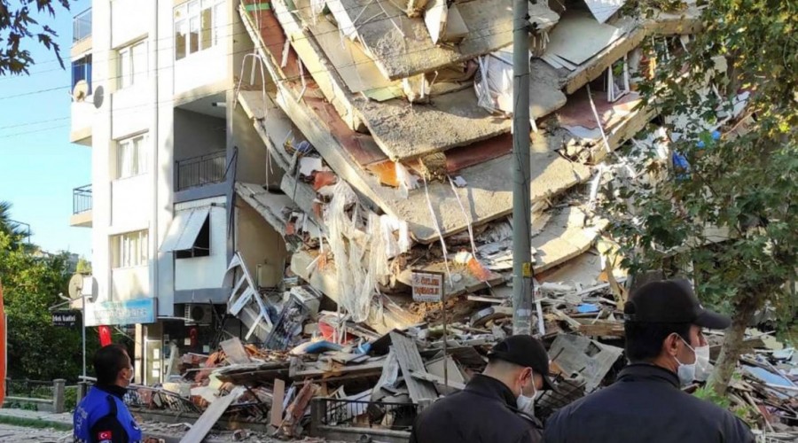İzmir'de ağır hasarlı binaların yıkımı sürüyor