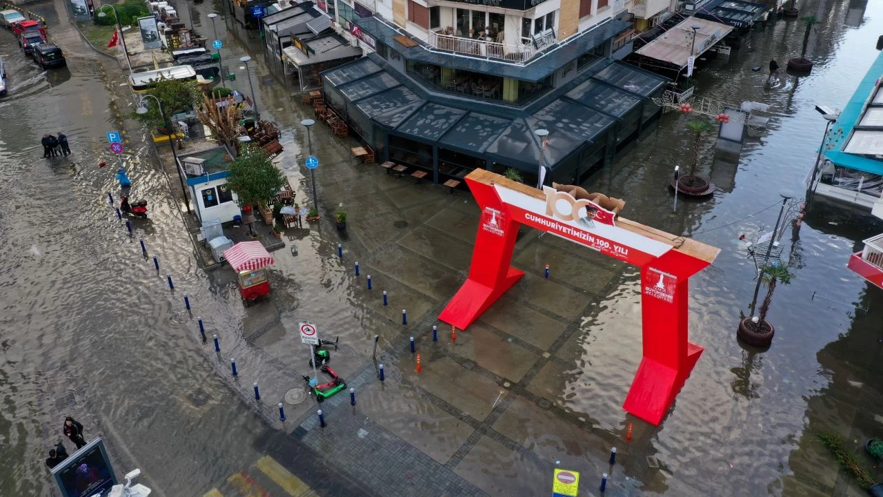 �zmir'de deniz ta�t�, sokaklar su alt�nda kald�