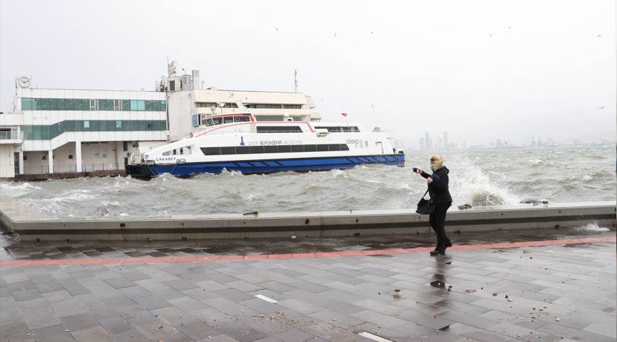 �zmir'de f�rt�na nedeniyle deniz ta�t� 