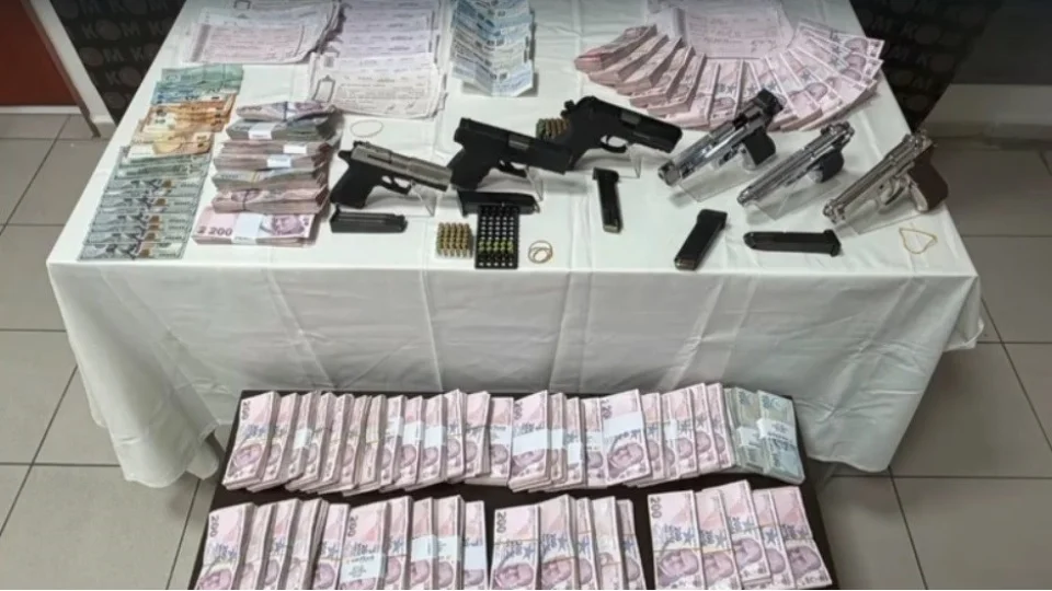 İzmir'de 'galerici' görünümlü tefeci şebekesine operasyon