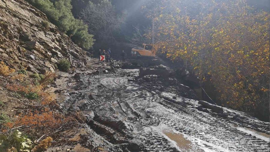 �zmir'de heyelan yolu kapatt�