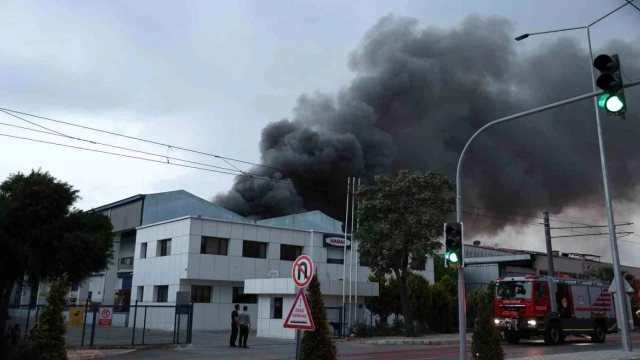 İzmir'de iki ayrı fabrikada çıkan yangına müdahale ediliyor