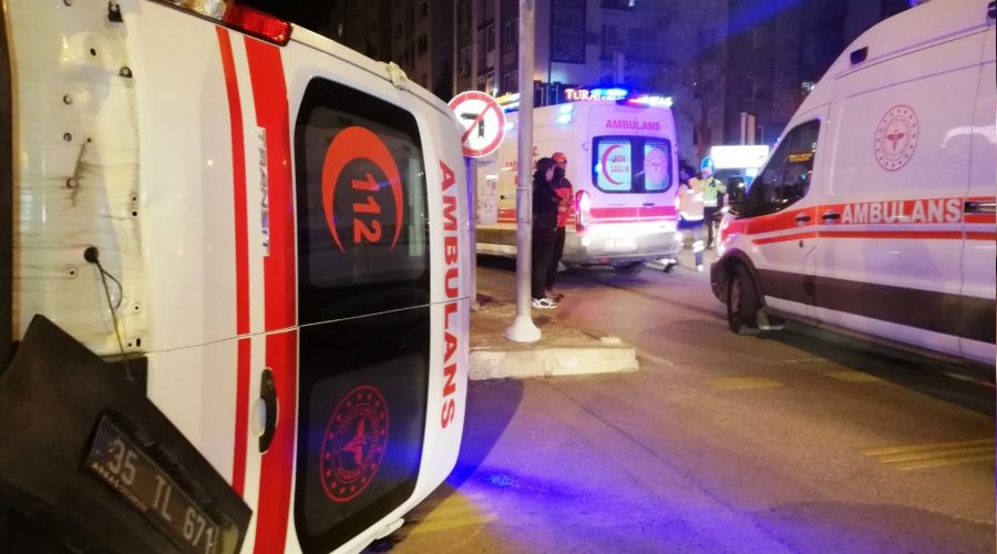 İzmir'de otomobil ile çarpışan ambulans yan yattı: 3 yaralı