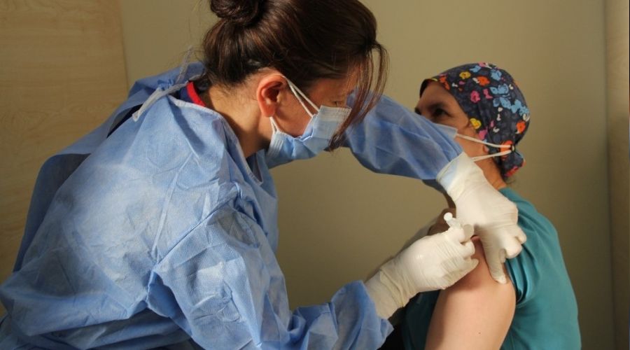 İzmir'de sağlık çalışanları ilk aşıyı oldu