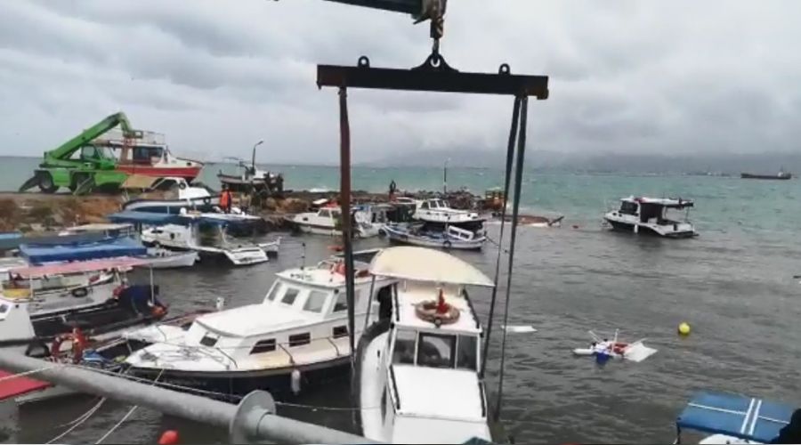 İzmir'i fırtına vurdu: 26 tekne battı