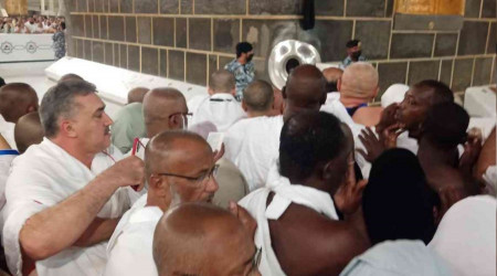 Kabe'nin çevresindeki bariyerler nedeniyle Hacer'ül Esved'e hasret tavaf