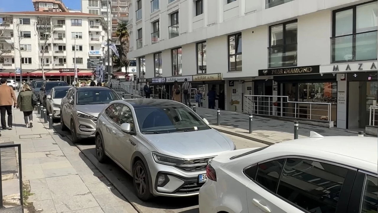 Kadıköy'de silahlı kavga: Sokak ortasında ateş açtı