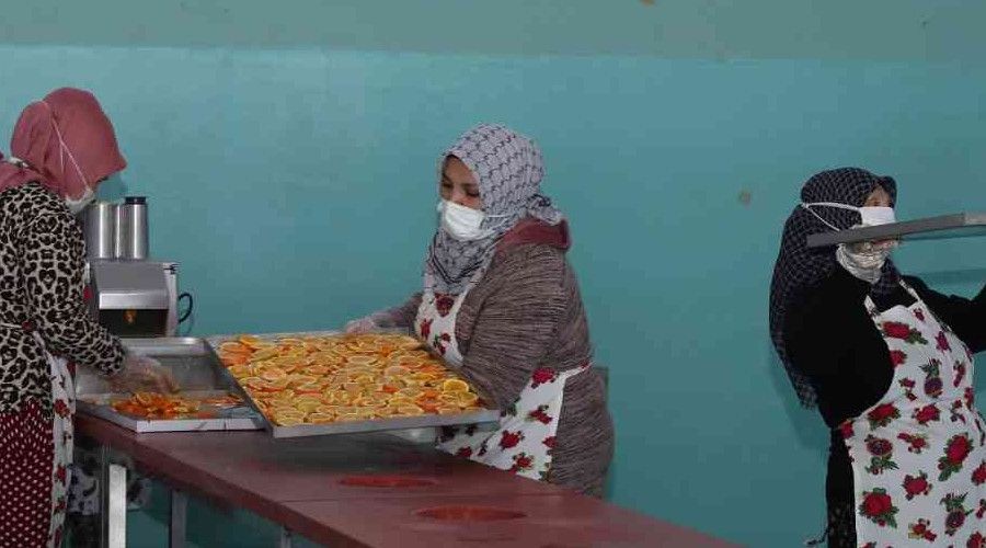 Kadnlar kurutulmu meyve ihracat hazrlnda