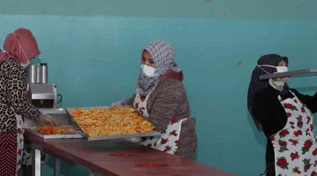 Kadnlar kurutulmu meyve ihracat hazrlnda