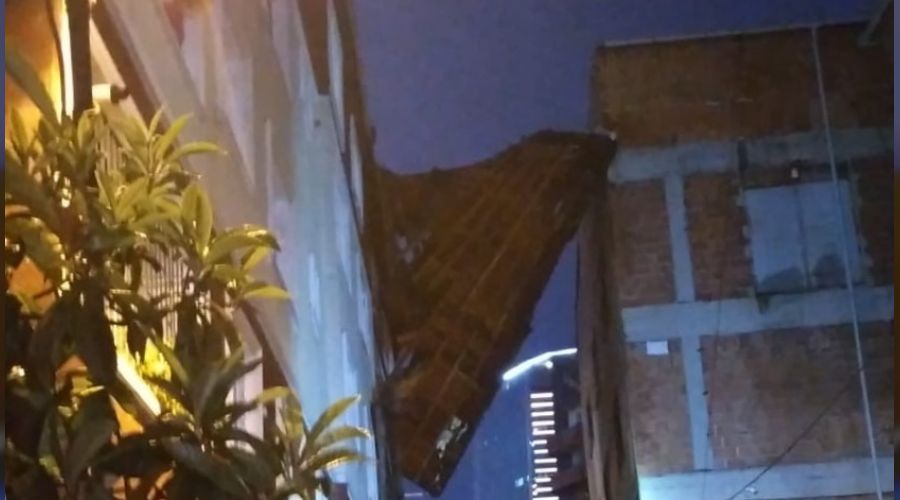 Kağıthane'de şiddetli yağış nedeniyle çatı uçtu