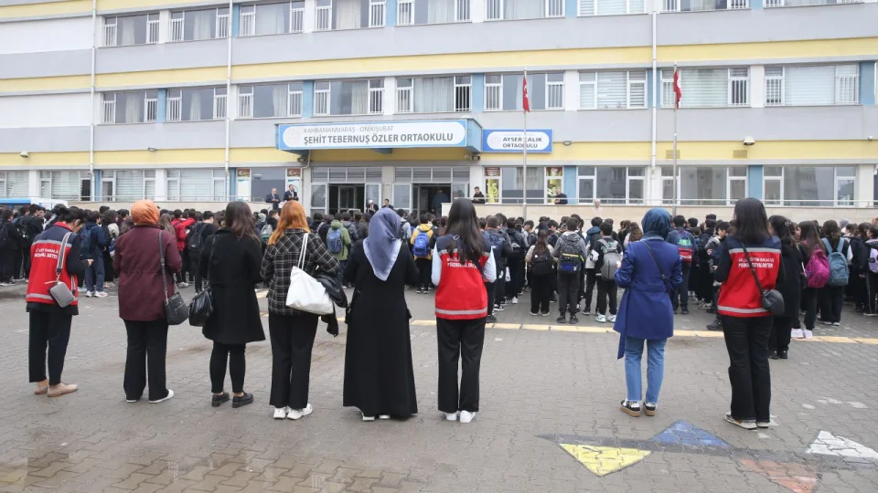 Kahramanmara�'ta okul sald�r�s�nda hayat�n� kaybeden ��retmenle ��renciler an�ld�