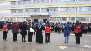Kahramanmara�'ta okul sald�r�s�nda hayat�n� kaybeden ��retmenle ��renciler an�ld�