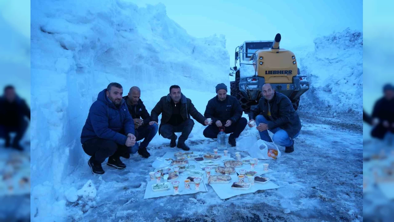 Kar kaplanları iftarlarını kar üzerinde açtı