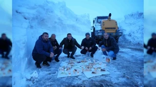 Kar kaplanları iftarlarını kar üzerinde açtı