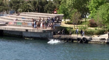 Karaköy'de yasaklara aldırmadılar, denize girdiler