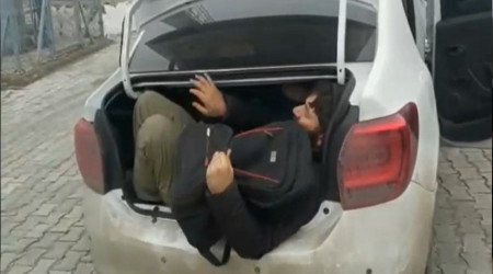 Kars'ta bir otomobilden 14 düzensiz göçmen çıktı