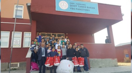 Kars’ta öğrencilere kışlık giysi yardımı
