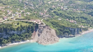 Kastamonu'da heyelan: Yoldan kopan ktle, denizle birleti