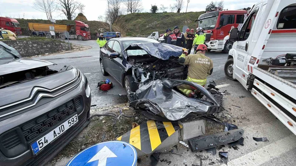 Kav�akta feci kaza: Ara�larda s�k��an s�r�c�leri itfaiye kurtard�