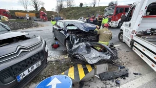 Kavşakta feci kaza: Araçlarda sıkışan sürücüleri itfaiye kurtardı