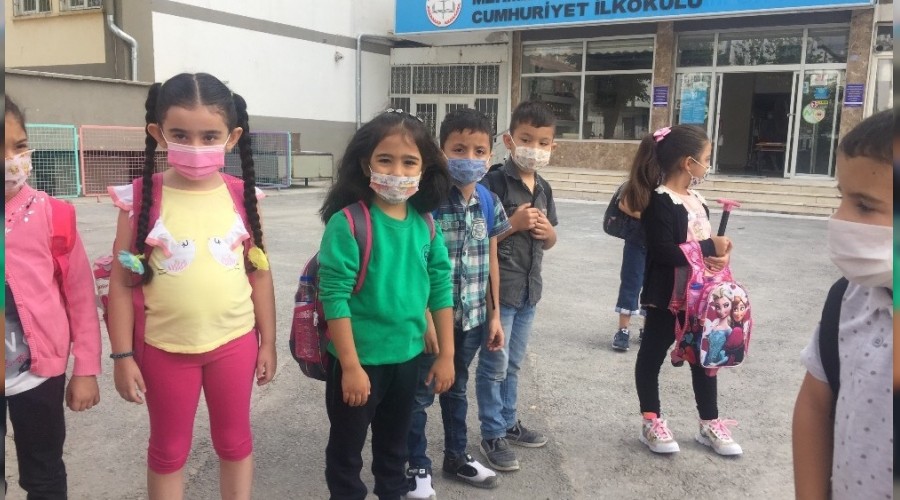 Kayseri'de minikler yz yze eitime maskeleri ile geldi