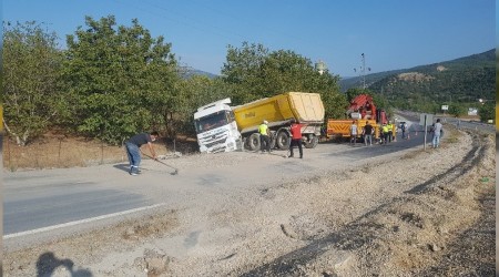 Kaza sonrası yol çakılla doldu