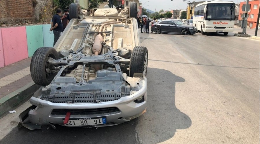 Kaza yapan oğlunun yanına giderken aracıyla takla attı