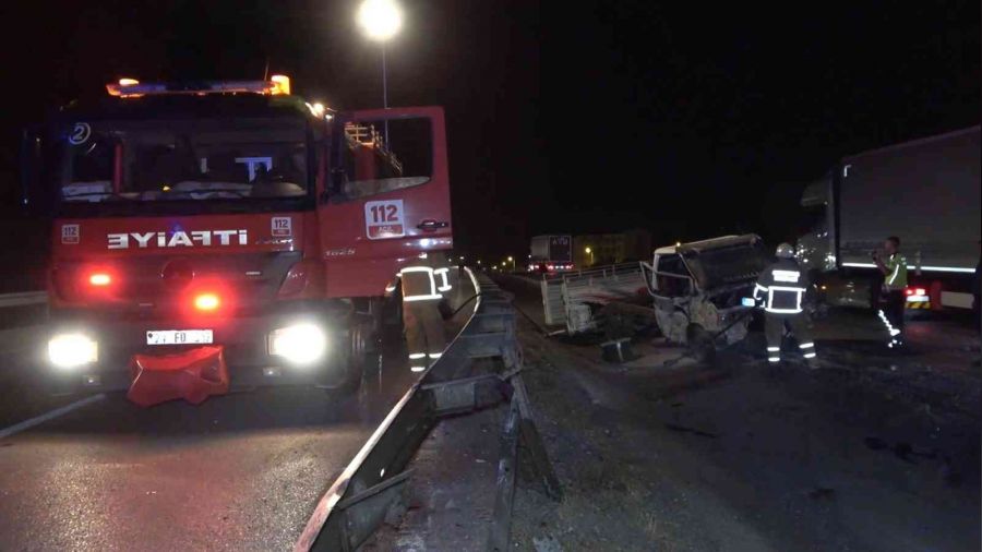 Kazada kamyonet ikiye bölündü: 3 yaralı