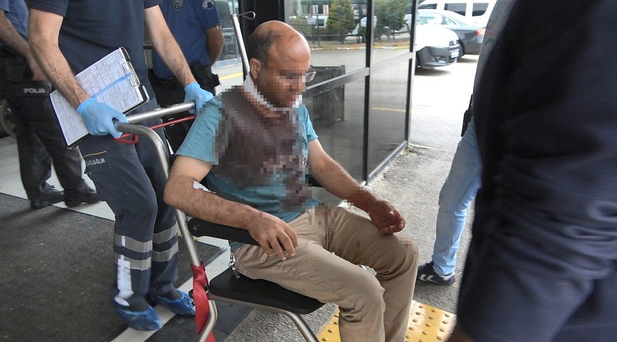 Kendisini bıçaklayan eşini öldürdü