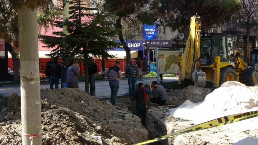 Kepçe doğalgaz borusunu patlattı