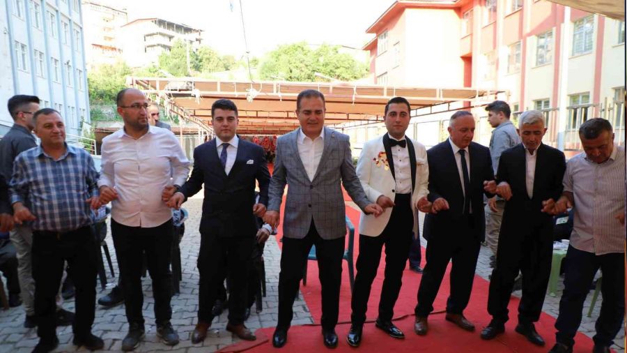 Kilolarca altın takılan Hakkari'de hediyesiz düğün