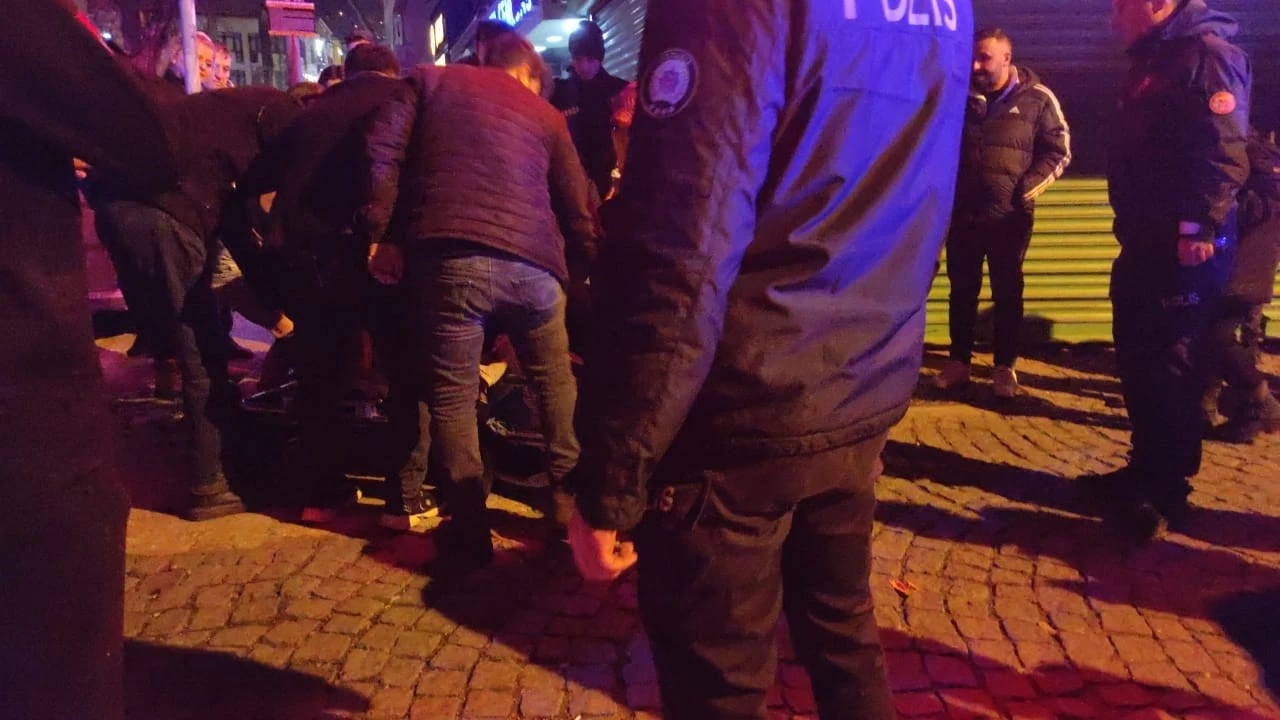 K�z arkada��yla yolda y�r�rken b��akland�