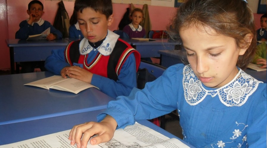 Kız çocuklarında okullaşma azalıyor