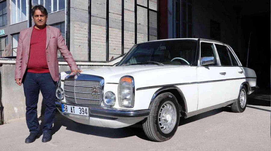 Klasik otomobiline g�z� gibi bak�yor