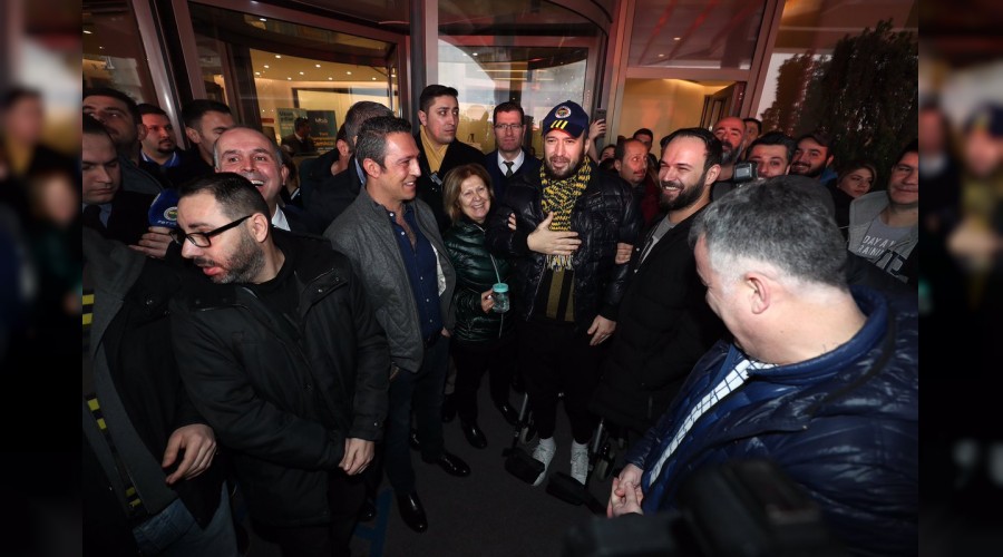 Koç, taburcu olan taraftarla