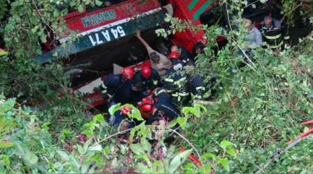 Kocaeli2nde arazöz uçurumdan uçtu: 1 ölü, 3 yaralı