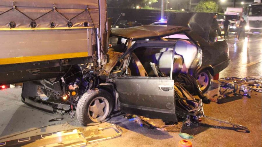 Kocaeli'nde otomobil tıra arkadan çarptı: 3'ü ağır 4 yaralı