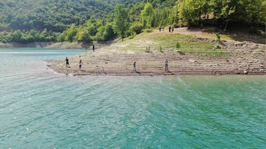 Kocaeli'nin içme suyunu karşılayan barajın çevresi çöp altında kaldı