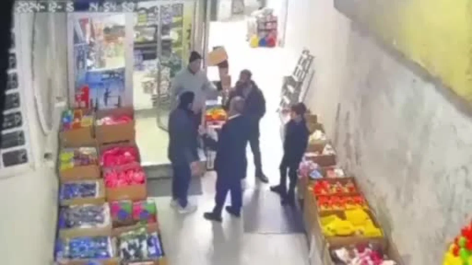 Kom�u esnaf�n m��teri kapma kavgas� kamerada