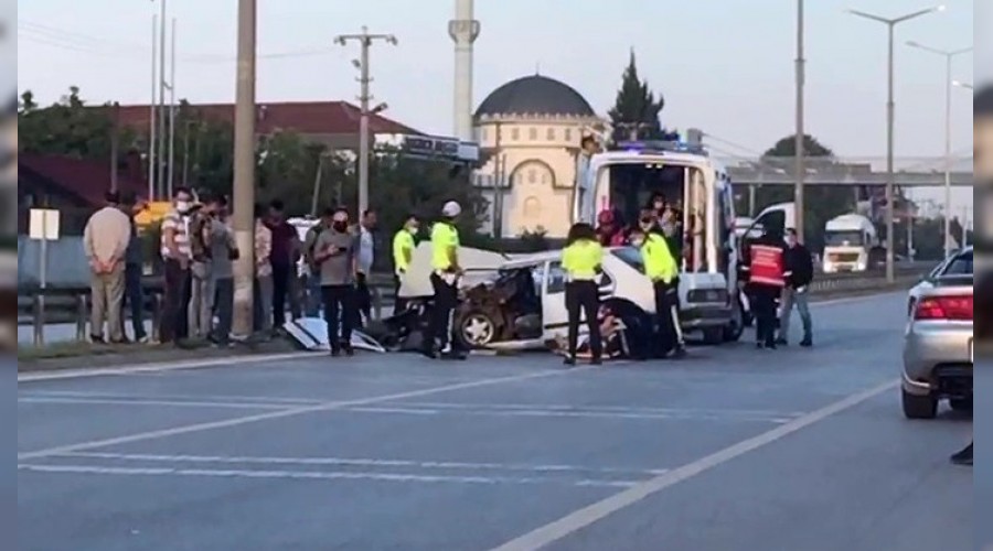 Kontrolden ��kan otomobil ref�je �arpt�