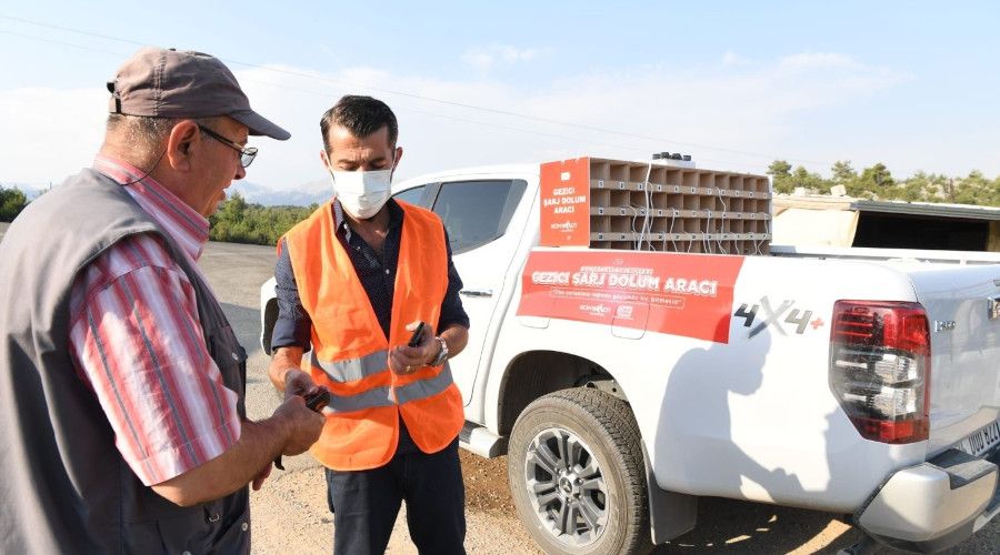 Konyaaltı Belediyesi, gezici şarj dolum aracı ile vatandaşların şarj ihtiyacını karşılıyor.