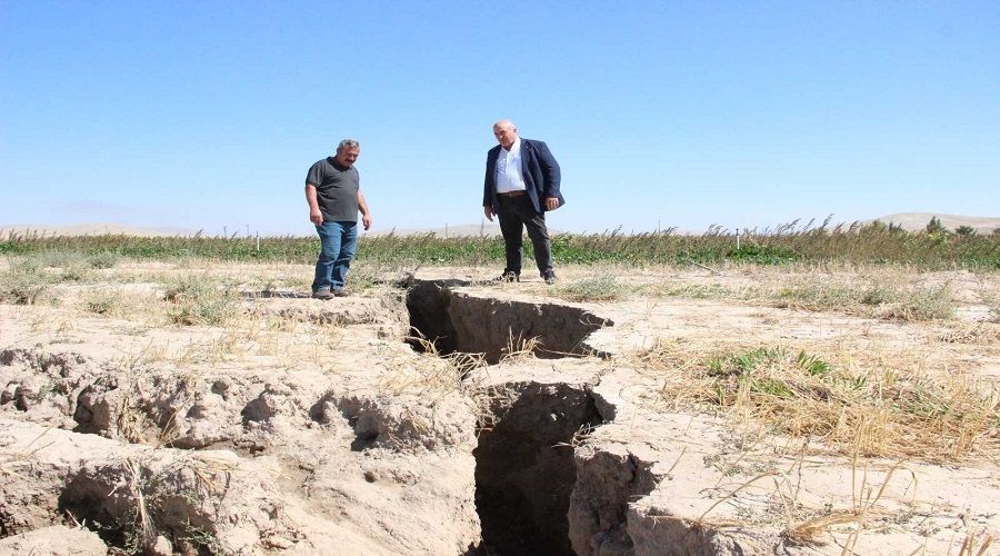 Konya'da görünen yarıklar Karaman'da da oluştu