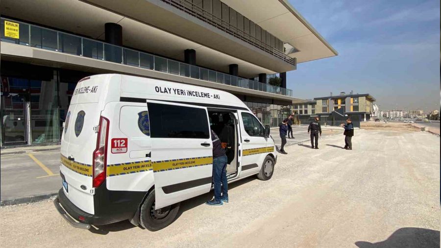 Konya'da �zerine duvar devrilen i��i yaraland�
