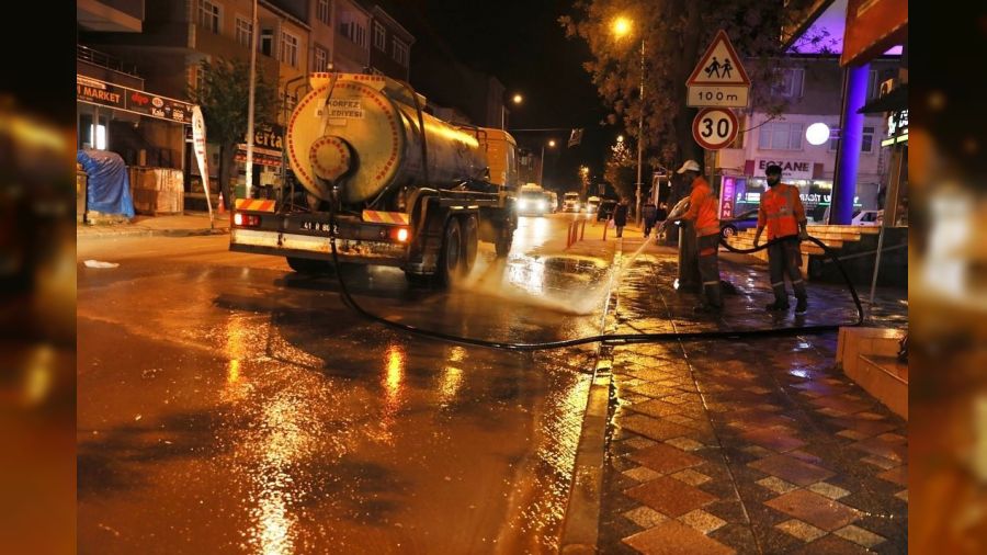 Körfez’de bayram öncesi yollar tazyikli suyla yıkanıyor