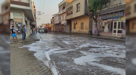 Korona virüs korkusu yüzünden mahalleyi çamaşır sularıyla yıkadılar
