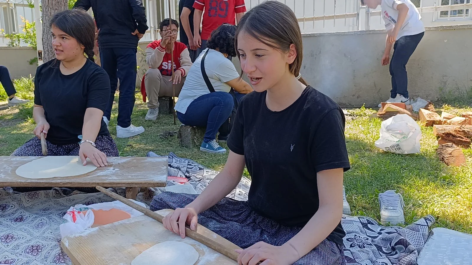 Kozan'da öğrenciler bahar şenliğinde Adana sıkması pişirdi