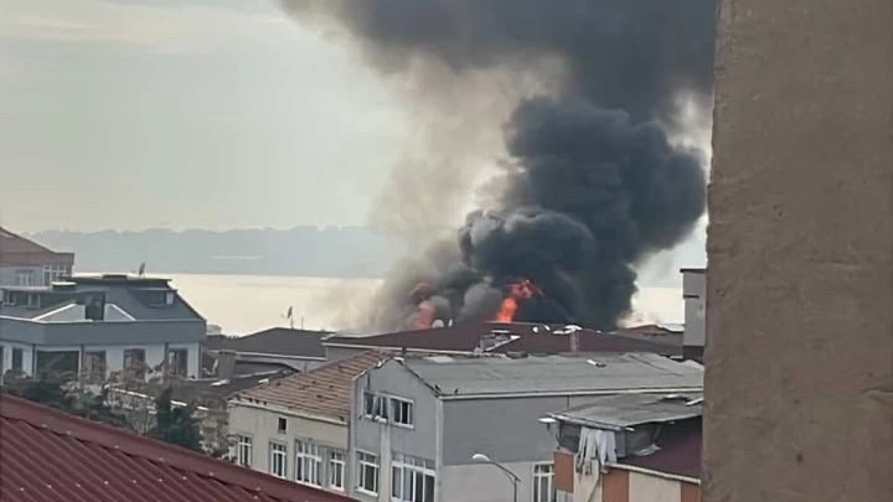 K���k�ekmece'de 4 katl� binan�n �at� kat�ndan alevler y�kseldi