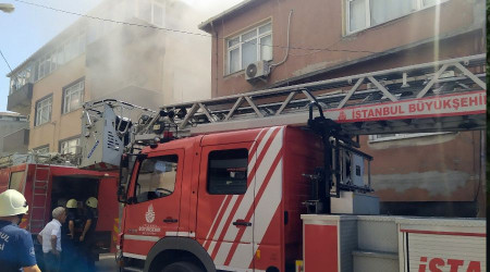 Küçükçekmece'de kadını yangından kurtarırken ayağı yandı