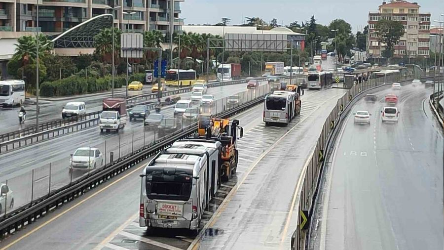 K���k�ekmece'de metrob�sler �arp��t�