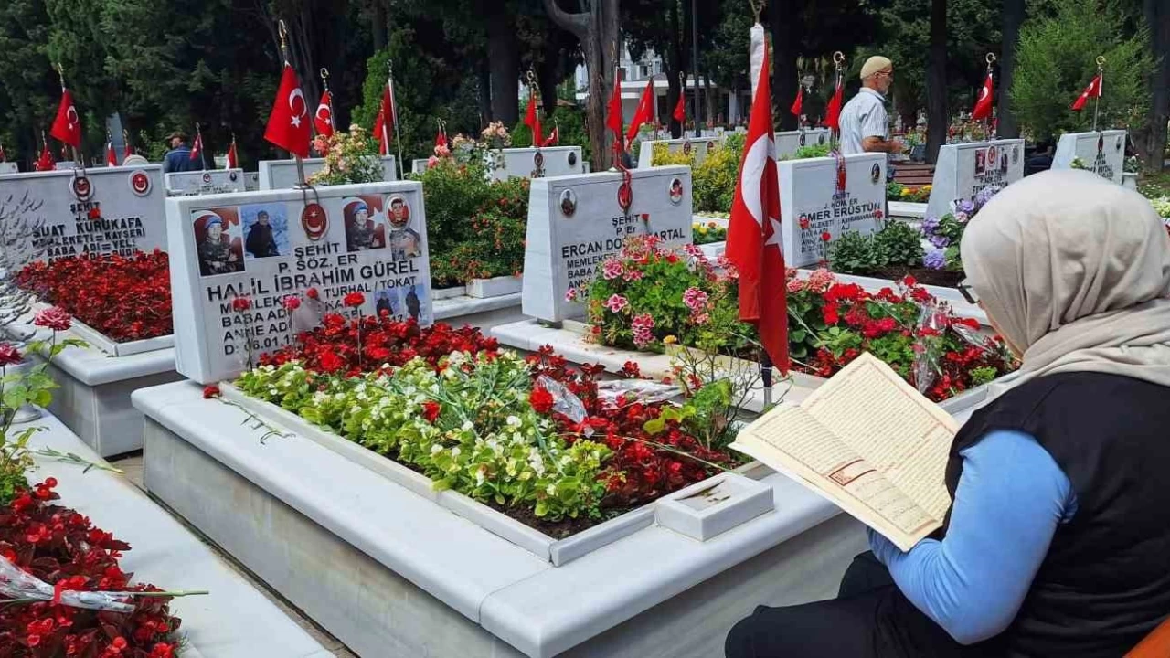Kurban Bayramı öncesi vatandaşlar Edirnekapı Şehitliği'ni ziyaret etti